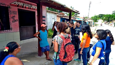 LABORATÓRIO Alunos conversam com moradores em Ipixuna do Pará