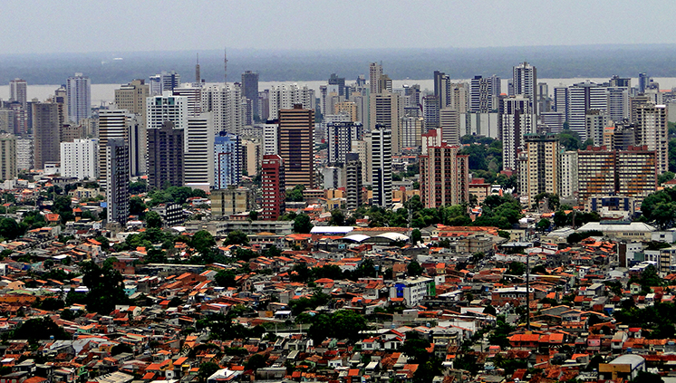 Vista aérea de Belém com moradias e prédios