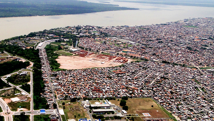 Vista aérea de parte da cidade de Belém nas próximidades do Rio Guamá