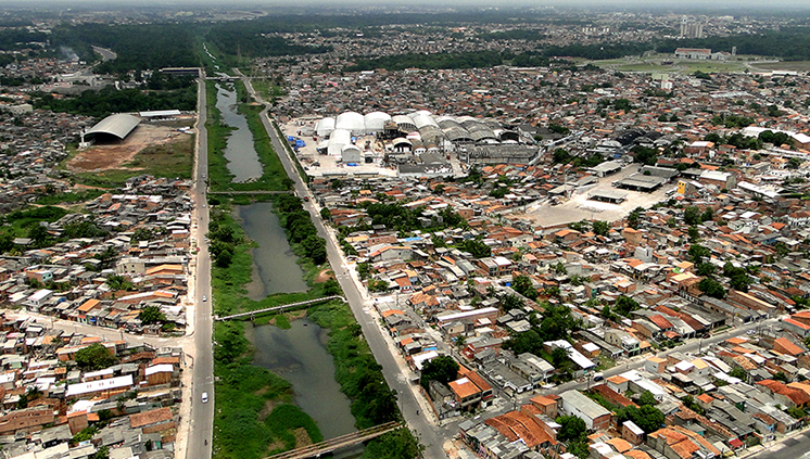 Vista aérea de um dos canais na cidade de Belém